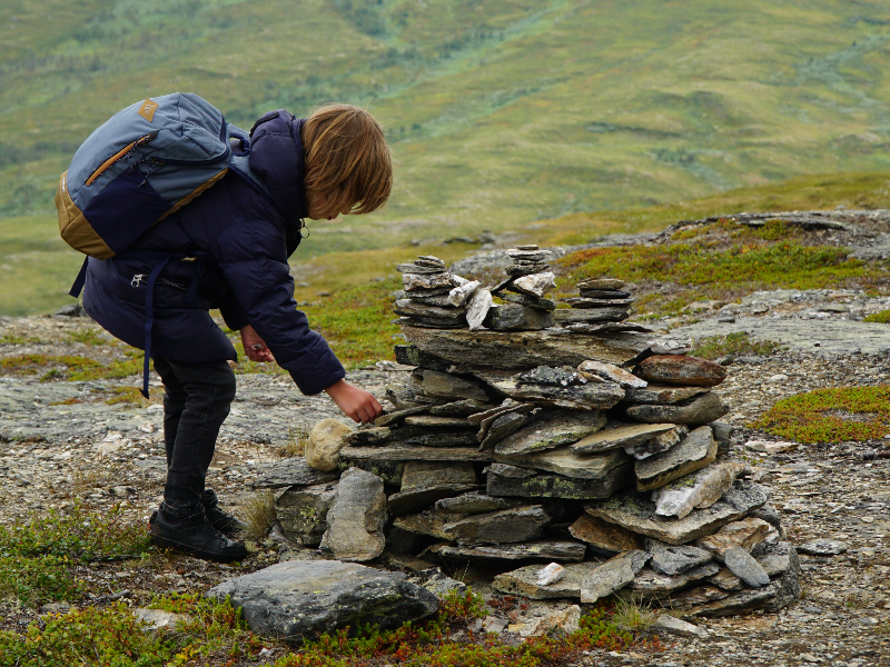 De jongste van reporter Kim tijdens een hike door Abisko Park in Zweeds Lapland