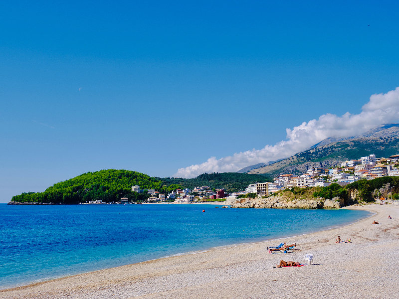 Brede zand- en kiezelstranden langs de kust van badplaats Himarë, Albanië