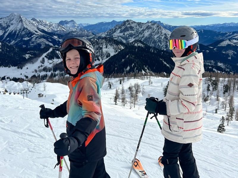 De kinderen van Barbara tijdens een wintersportvakantie