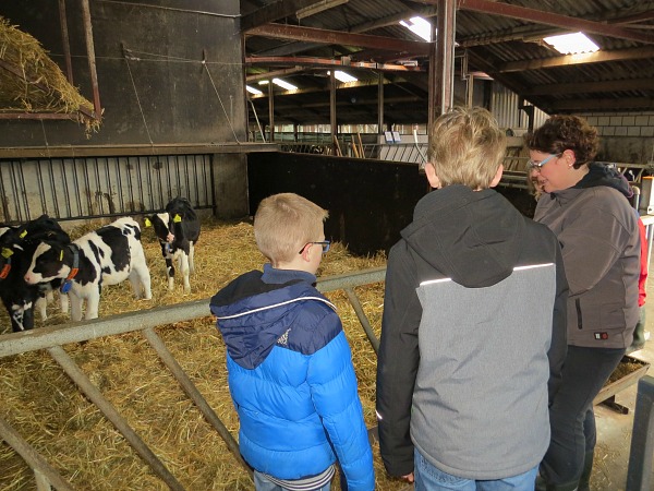 We krijgen uitleg van de boerin bij Hoeve de Hei