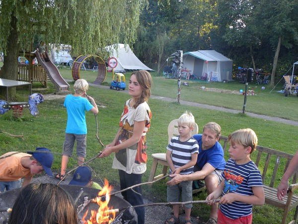 broodjes bakken boven het kampvuur