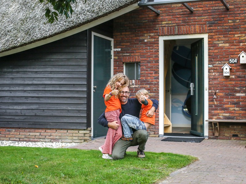 Het gezin van Elisabeth bij de voordeur van hun kinderboerderij op Hof van Saksen