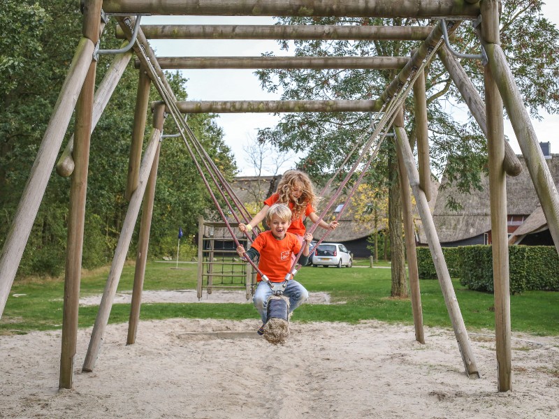 De kinderen van Elisbeth op de grote schommel achter de kinderboerderij, tijdens een weekendje weg bij Hof van Saksen