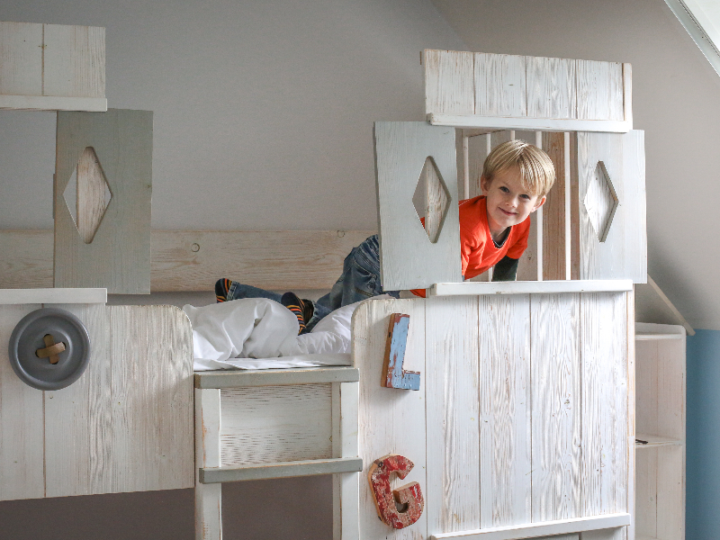 De zoon van Elisabeth in de kinderslaapkamer. Er is daarnaast nog een volwassenenslaapkamer en een babyslaapkamer