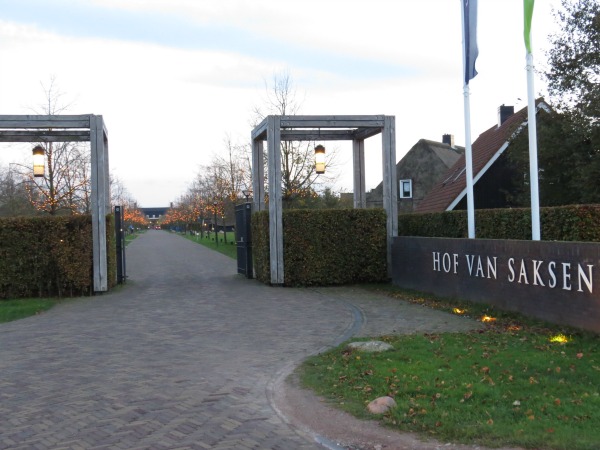 De stijlvolle ingang van het  Hof van Saksen
