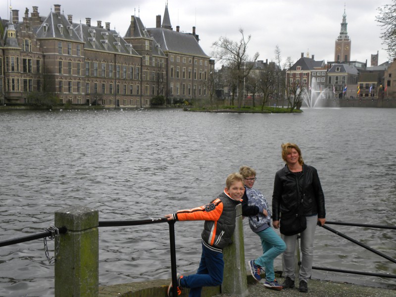 Samen met de jongens bij de hofvijver in Den Haag.