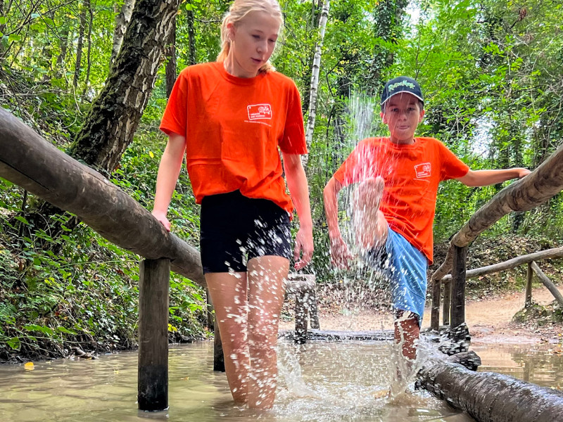 De kids vermaken zich prima op het blotevoetenpad in de Hoge Kempen