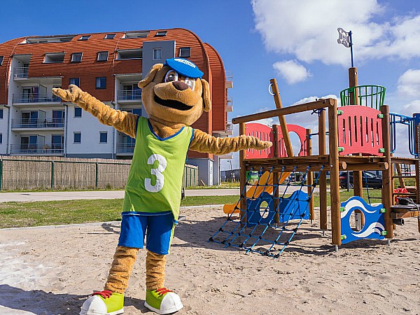 Holiday suites mascotte in de speeltuin