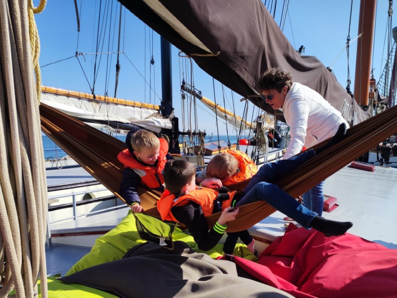 Kinderen in hangmat aan boord