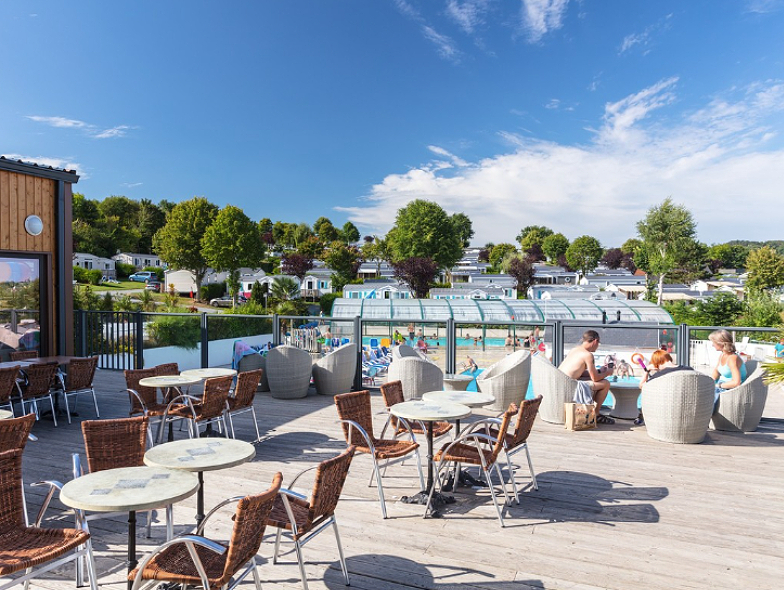 Campingrestaurant bij het zwembad Homair Vacances Marvillaparks - La Vallee in Normandie.