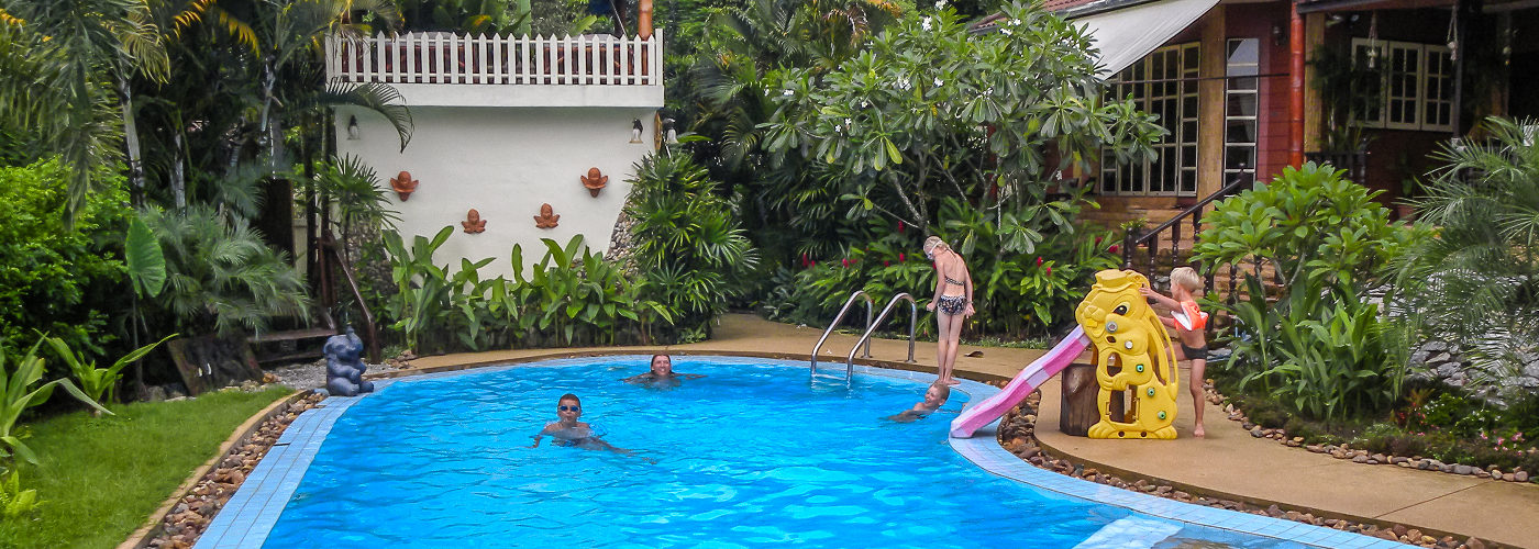 Lekker afkoelen met de kids in de Homestay Chiangrai, Thailand