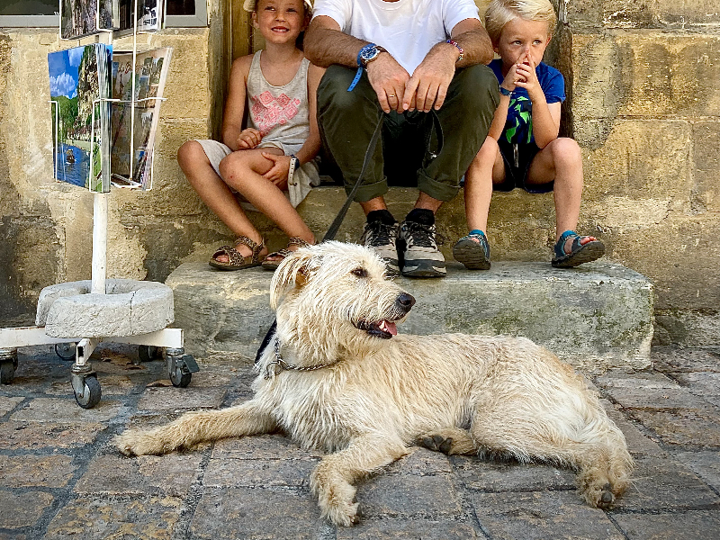 Op bezoek in Sarlat, hondje Freddie natuurlijk mee