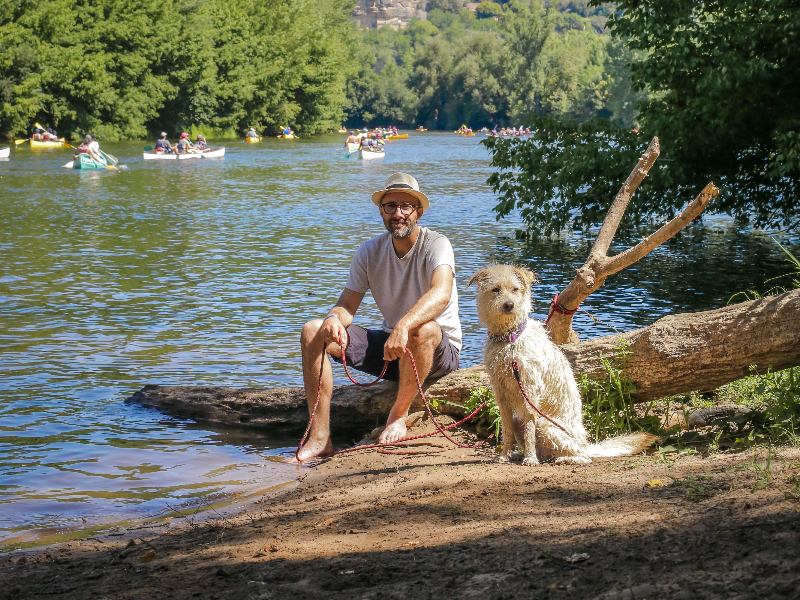 Hondje Freddie met haar baasje bij de rivier de Dordogne. Een lekkere afkoelmogelijkheid op een warme bestemming!