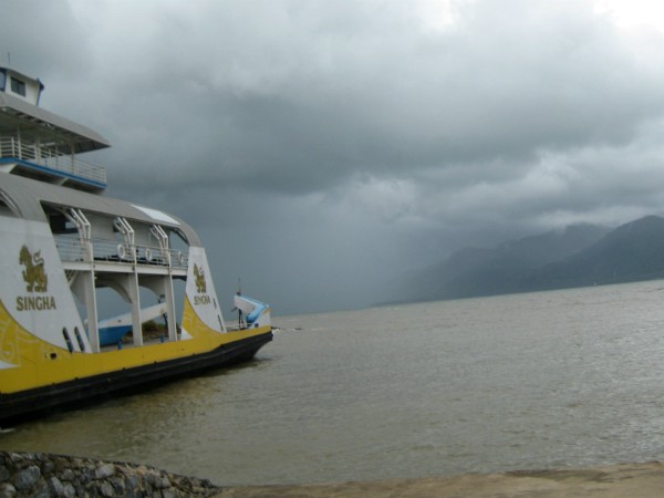 Een hoosbui bij de ferry naar Koh Chang. even later schijnt de zon weer