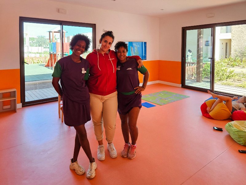 De meiden die voor de kinderen zorgen bij de kinderclub