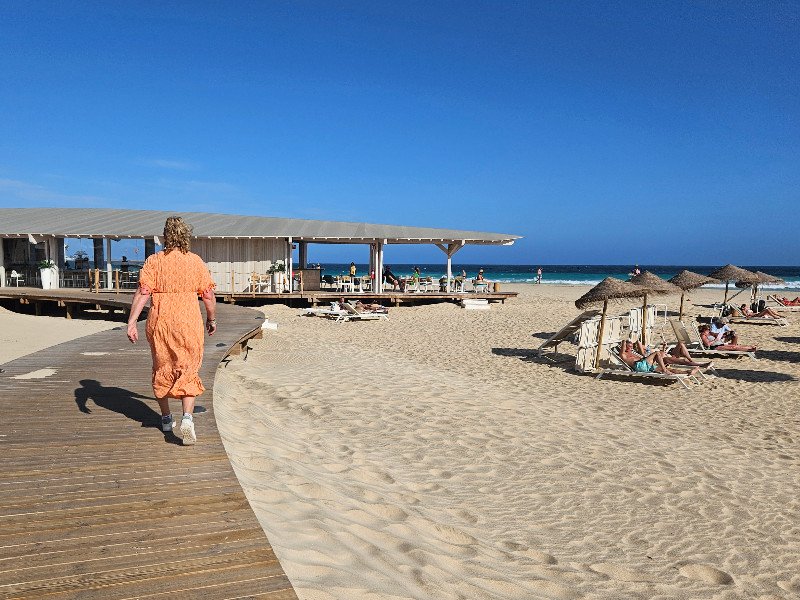 Op het strand staat een restaurant waar je eten en drinken kan halen