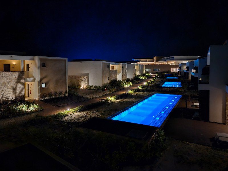 Vanaf het balkon van mijn kamer had ik zicht op het zwembad. In de avond is het mooi verlicht