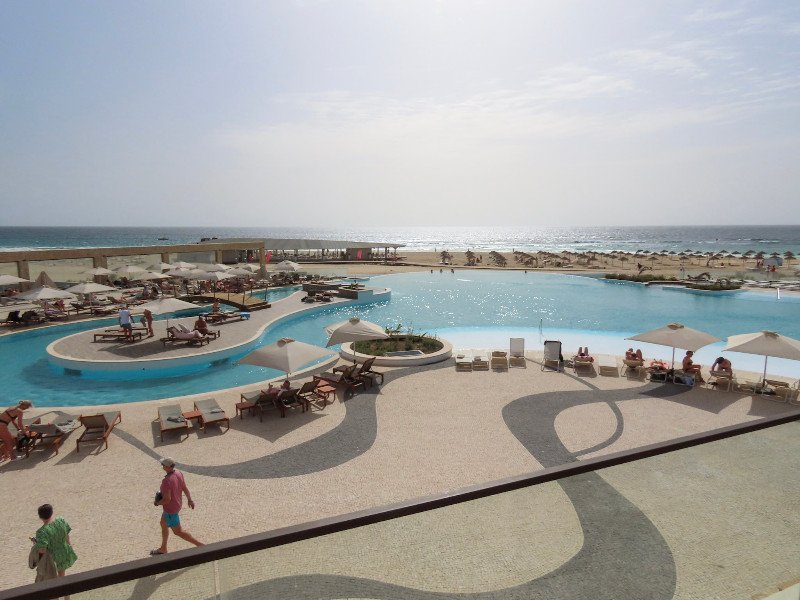 Royal Horizon Ponta Sino zwembad met zandbodem en uitzicht op zee