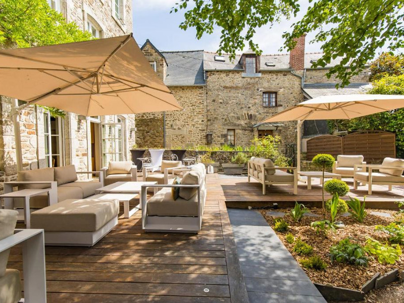 Tuin van Hôtel Le D'Avaugour in Dinan