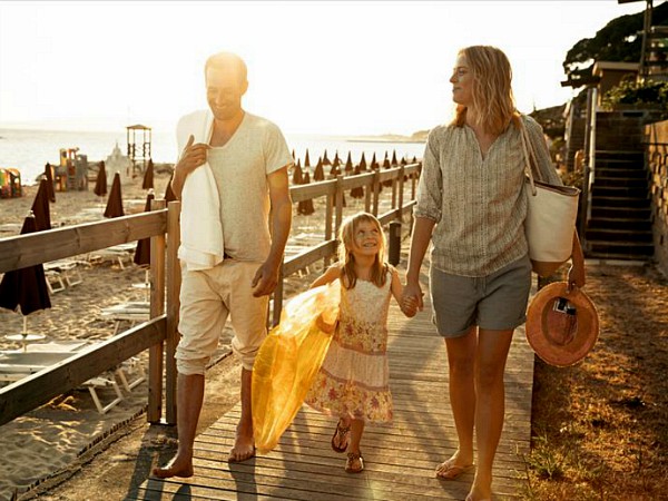 Wandelen langs het strand bij hotel Golfo del Sole