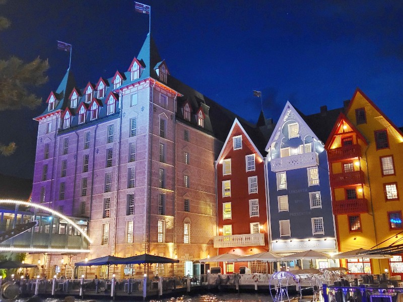 Hotel Kronasar by Night