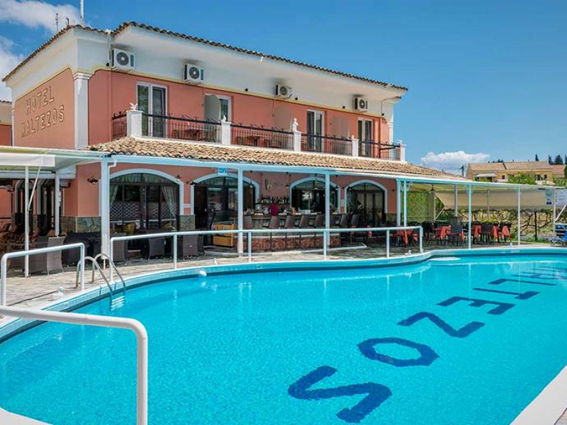 Het zwembad bij hotel Maltezos