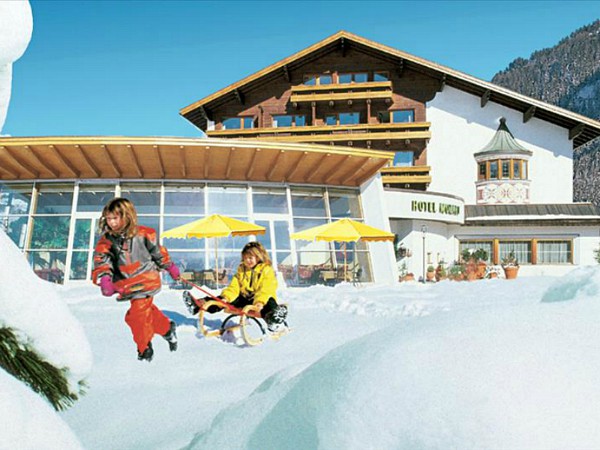 Kids in de sneeuw voor het hotel