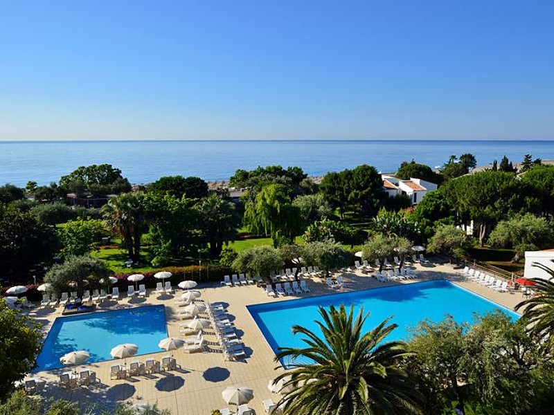 Zwembad en uitzicht zee van Naxos Beach hotel op Sicilië