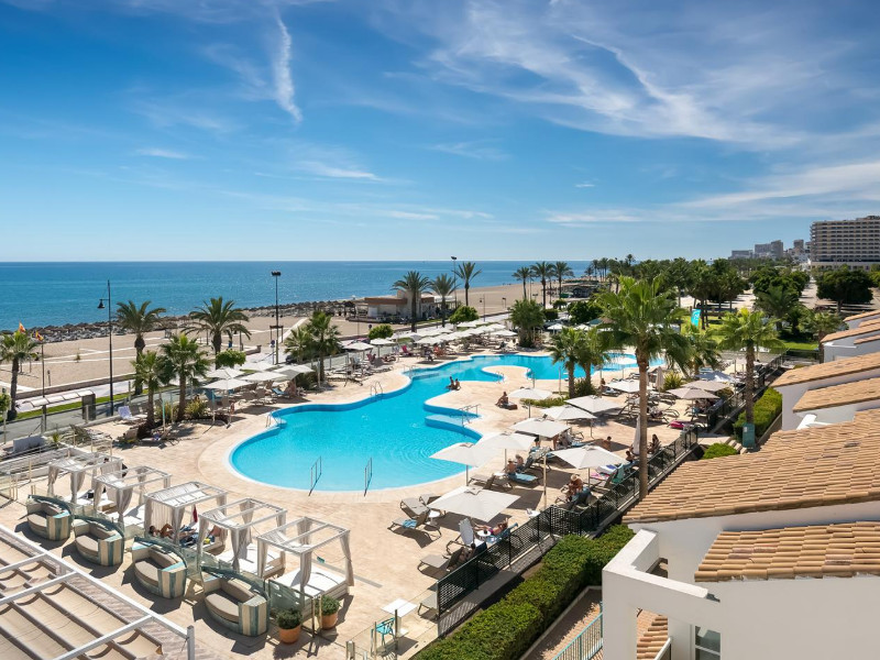 Het zwembad  en zicht op zee bij Hotel Occidental Torremolinos Playa 