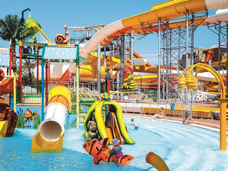 Kinderglijbanen bij zwembad Splashworld Pegasos World Side