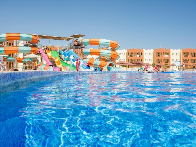 zwembad en glijbanen