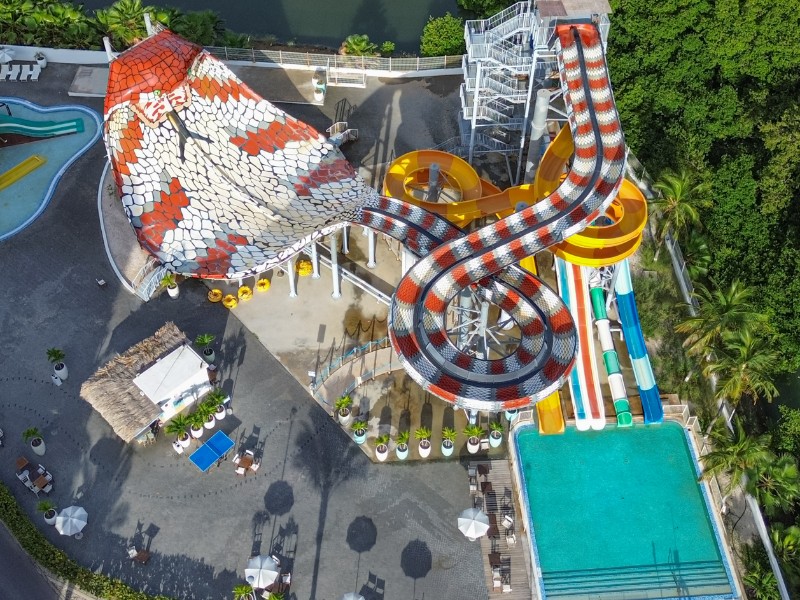 De glijbanen van het naastgeklegen waterpark