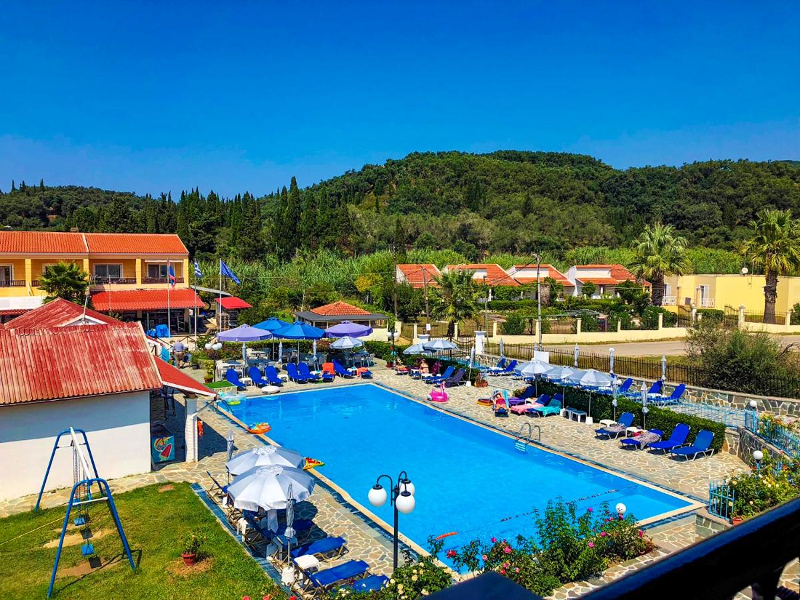 Het zwembad bij hotel Tria Adelphia