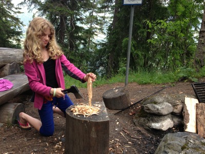 Hout bewerken is ook één van de activiteiten Hout bewerken is ook één van de activiteiten