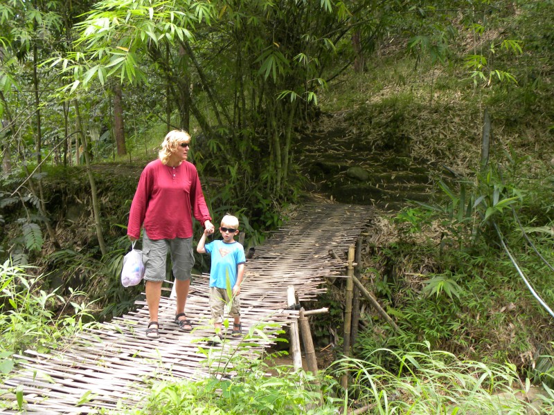 We moeten eerst een tijdje wandelen door het forest park voordat we bij de watervallen komen