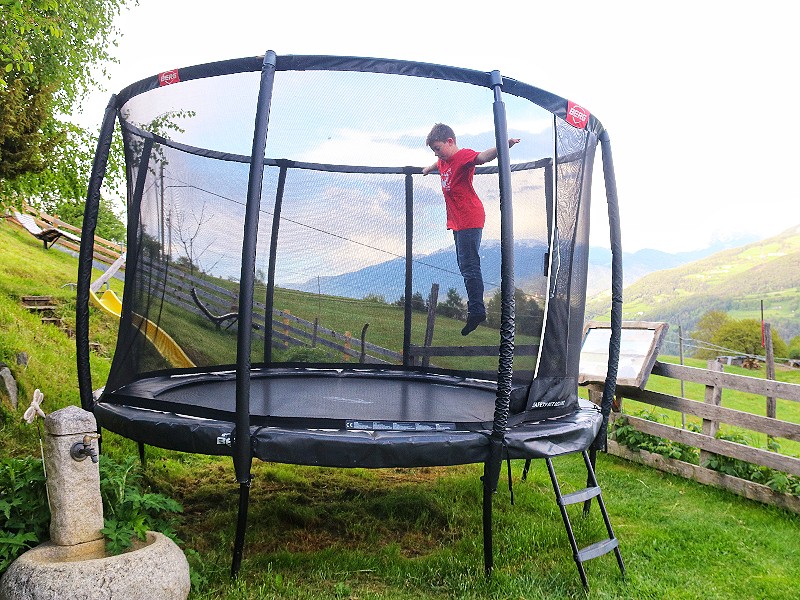 Lekker los gaan op de trampoline....mèt uitzicht!