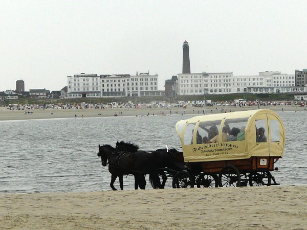 Huifkar op het strand van Borkum