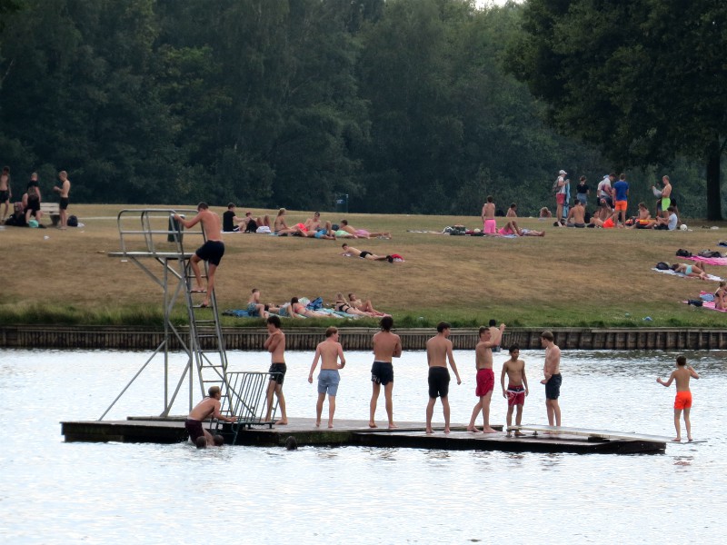 Het eilandje met duikplan is populair bij de jeugd