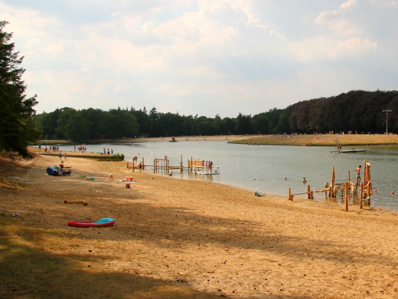 Het strand met speeltoestellen van het Hulsbeek