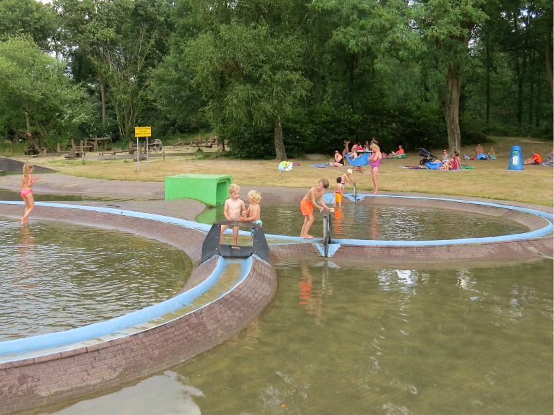 Het peuterbad bij de waterspeelplaats