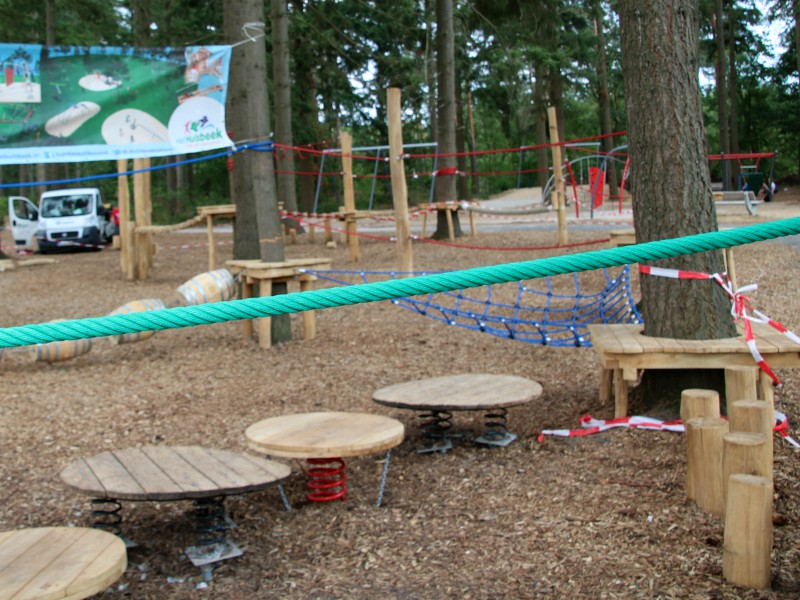 De natuurspeelplaats in aanbouw