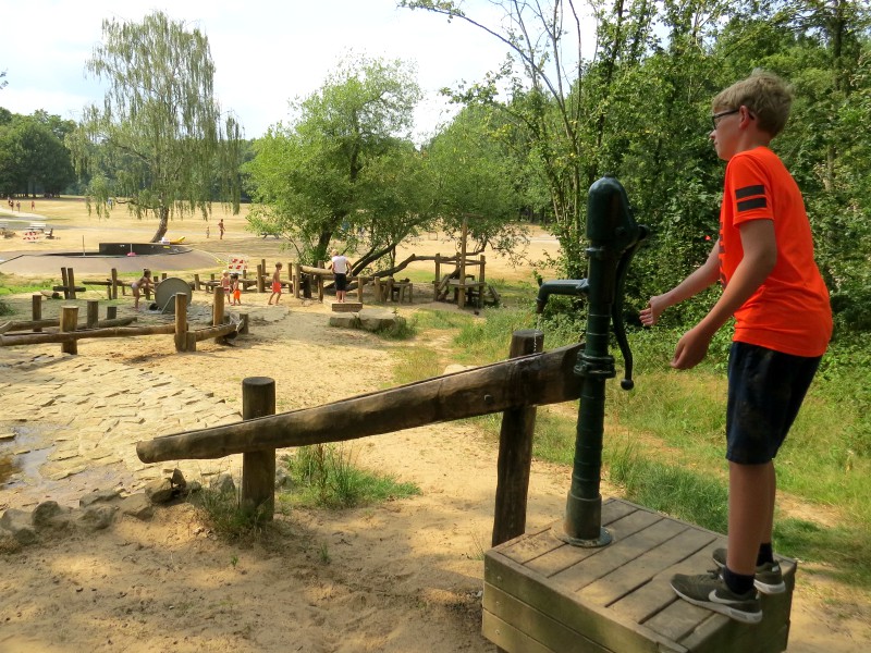 Zeb pompt het water op in de waterspeelplaats