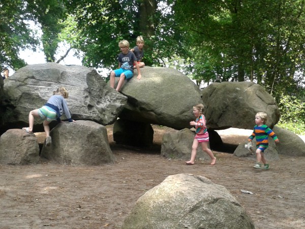 Kinderen klimmen graag op de grote hunebedden, maar dat mag niet meer...