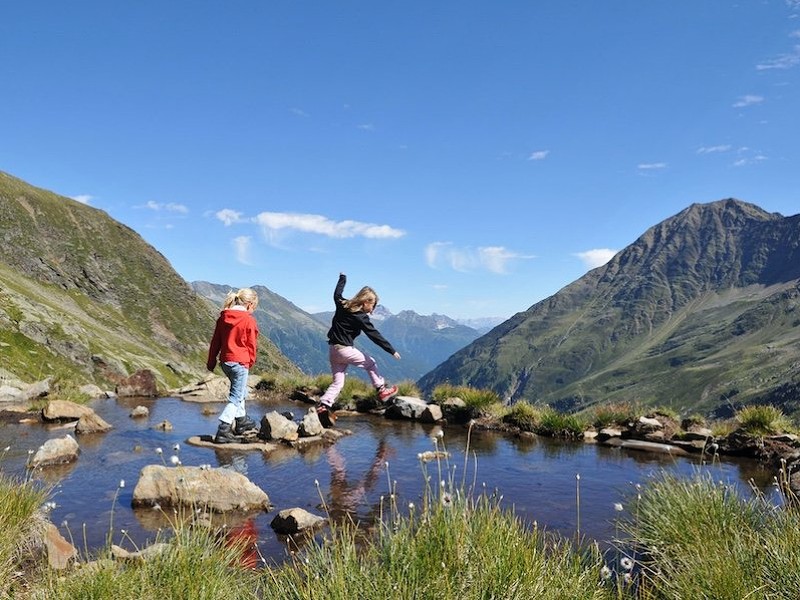 Wandelen met kids in de alpen van hut naar hut