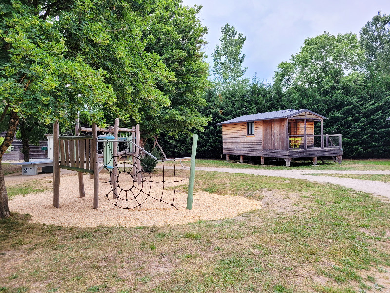 Speeltoestel met chalet van Huttopia Les Châteaux