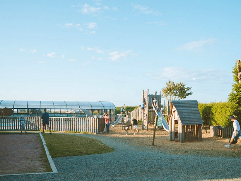 Huttopia Les Falaises speeltuin en zwembad