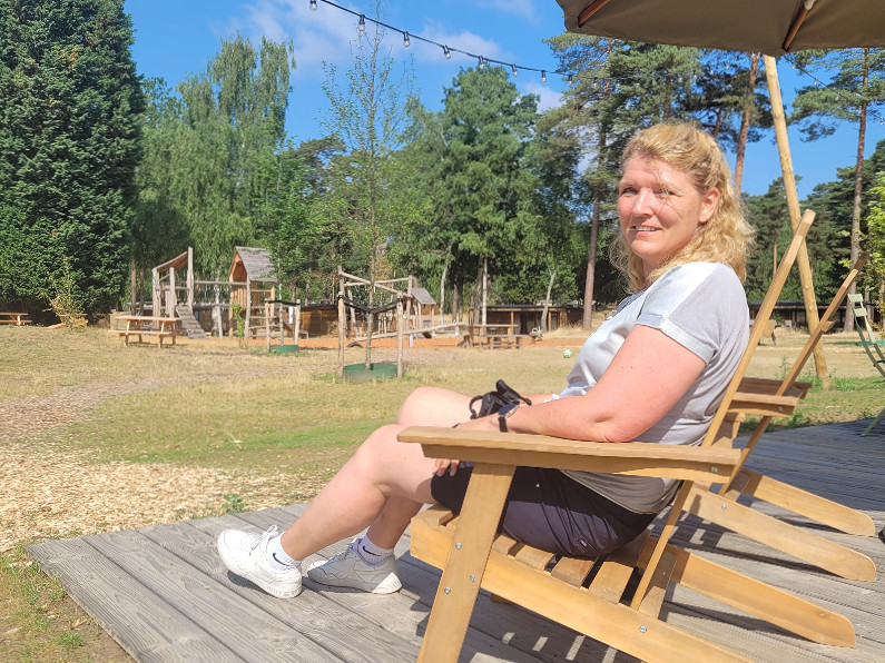 Sabine op het terras bij de speeltuin van Huttopia de Meinweg