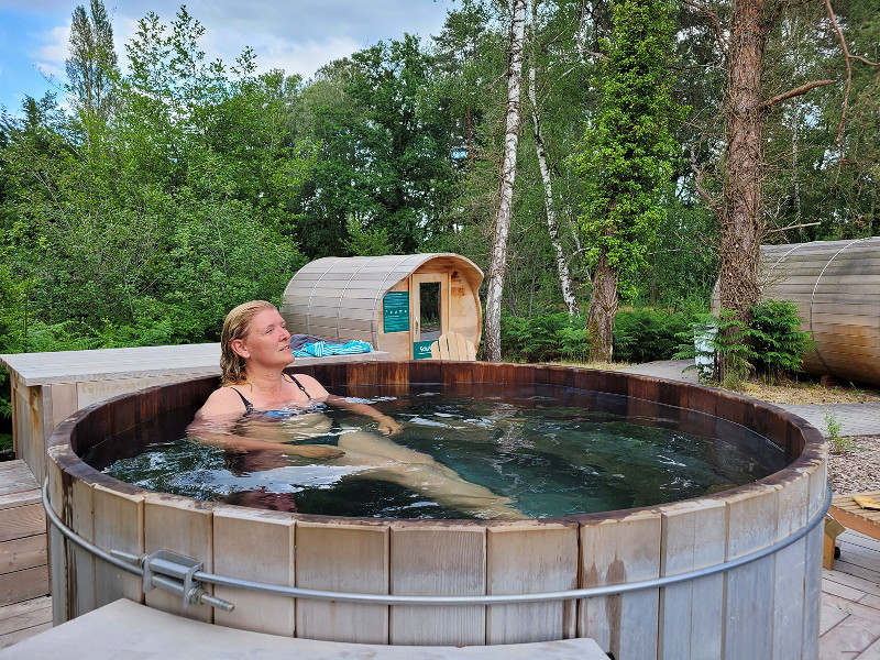 Sabine in de Hottub op het saunaeiland van Huttopia Lac de Rillé