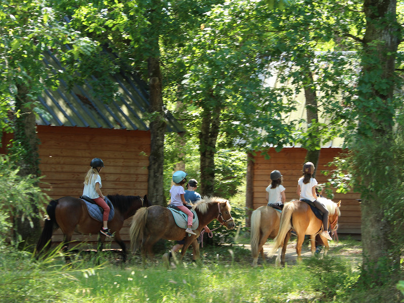 Ritje op de pony bij Huttopia Lac de Rillé