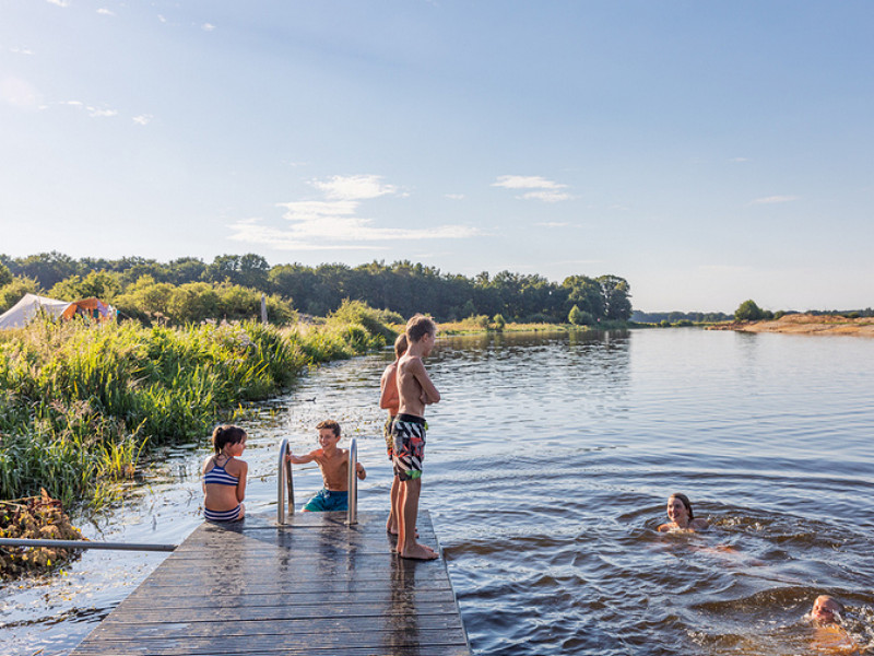 Kinderen zwemmen in de Vecht bij camping de Roos